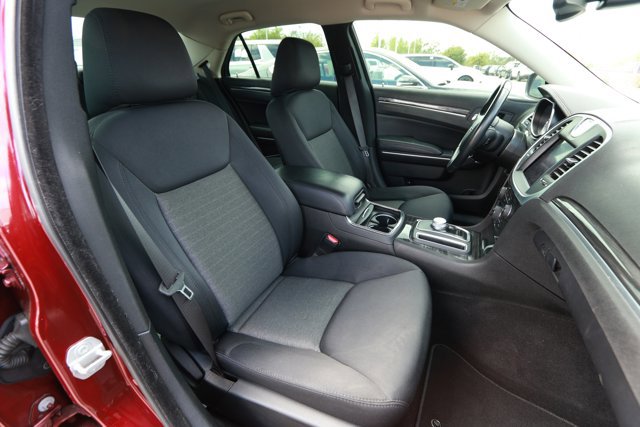 Used 2019 Chrysler 300 Touring w/ Chrome Appearance Package image 26