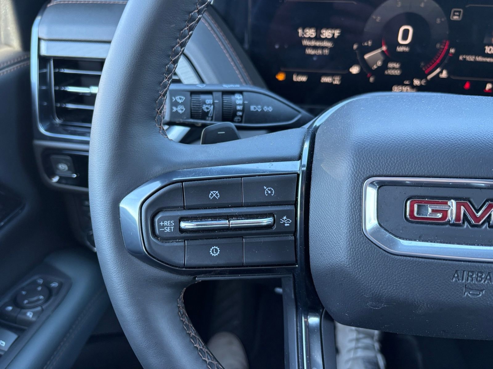 Used 2025 GMC Yukon XL AT4 image 25