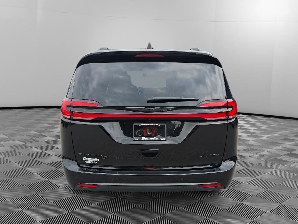 Used 2025 Chrysler Pacifica Limited FWD image 6