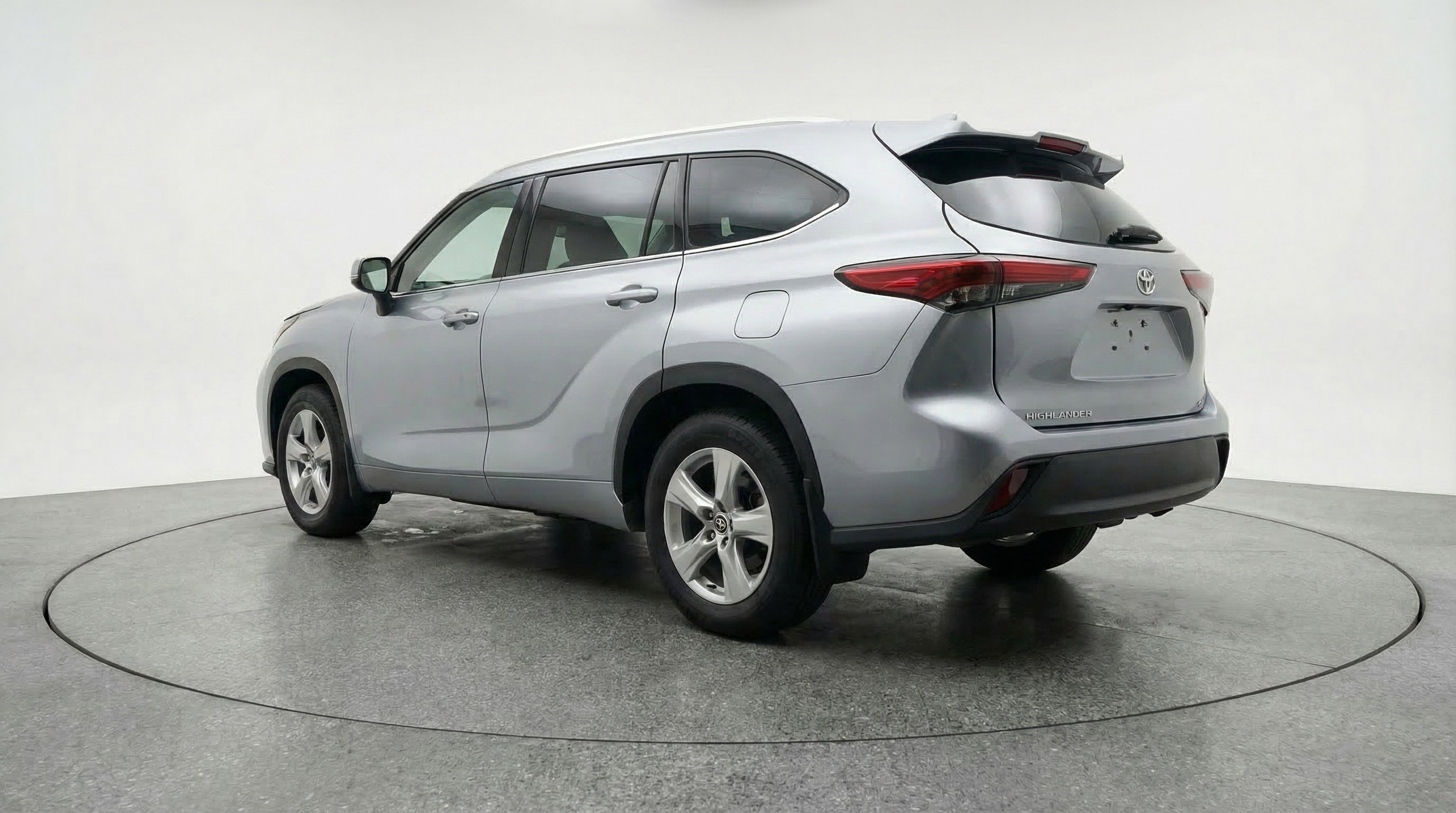 Used 2025 Toyota Highlander LE image 6