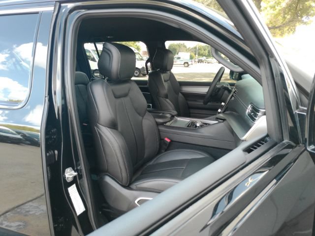 Used 2025 Jeep Wagoneer L Series II AWD/4WD image 23
