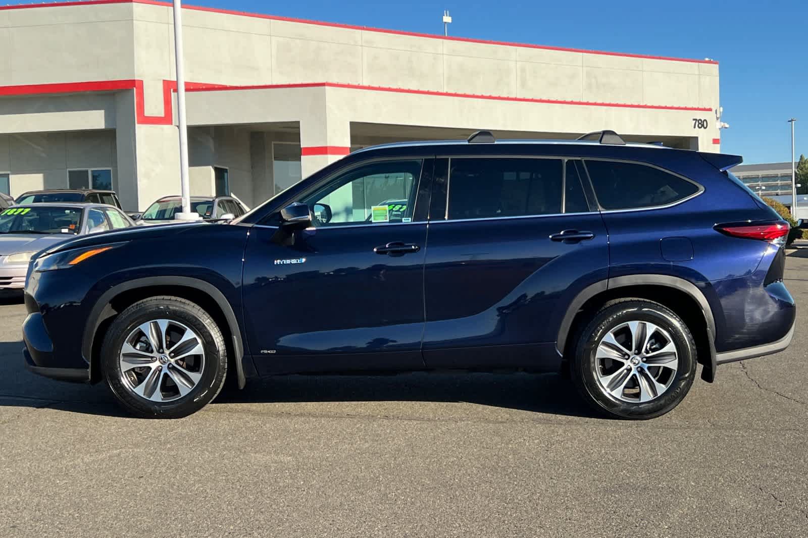 Used 2021 Toyota Highlander XLE AWD/4WD image 9