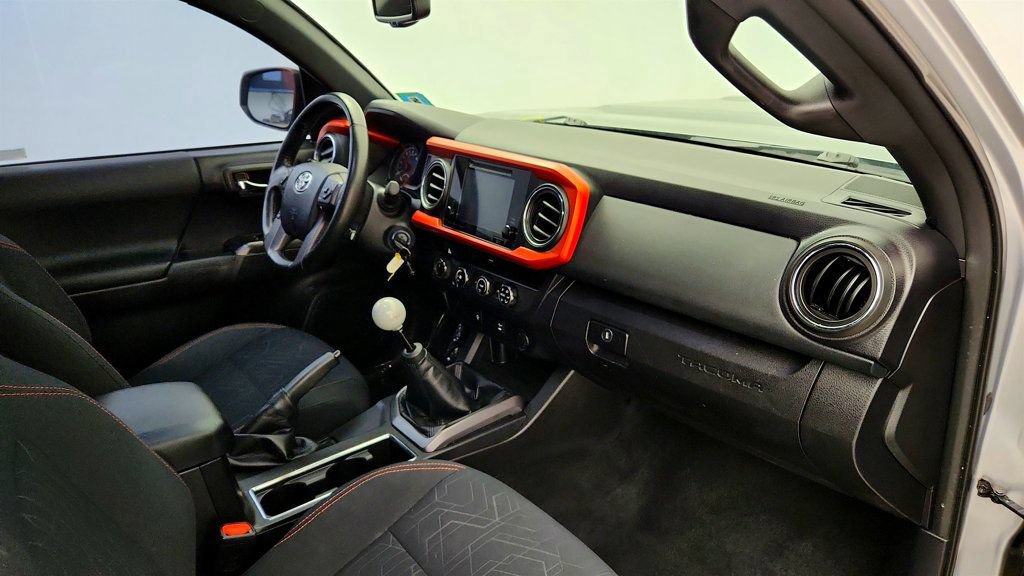 Used 2016 Toyota Tacoma TRD Sport w/ Towing Package AWD/4WD image 25