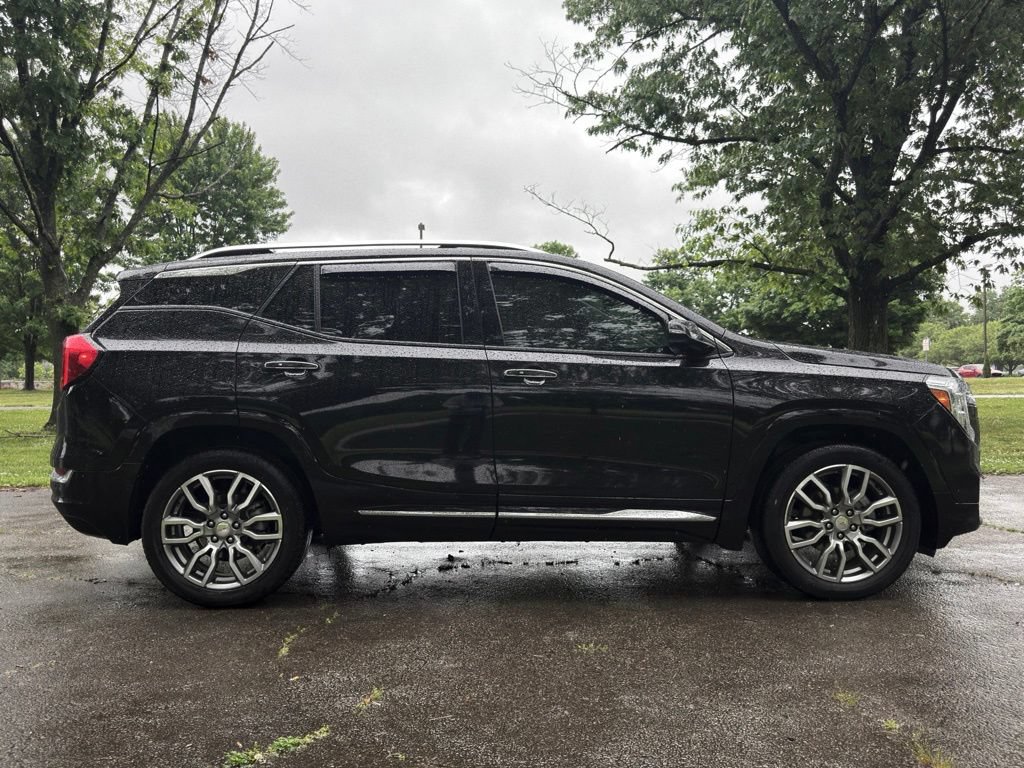 Used 2024 GMC Terrain Denali w/ Denali Premium Package AWD/4WD image 3