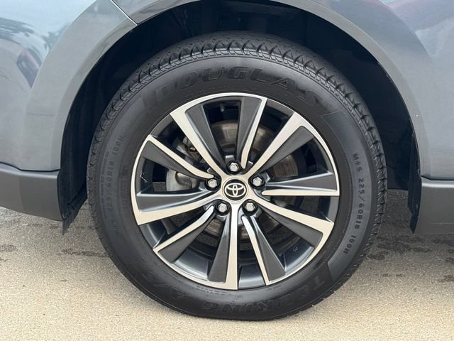 Used 2024 Toyota Venza LE AWD/4WD image 5