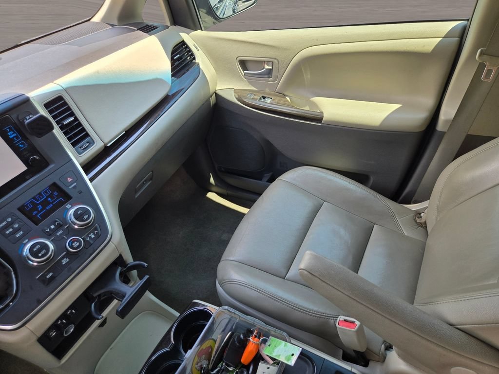 Used 2015 Toyota Sienna XLE w/ XLE Navigation Package FWD image 17