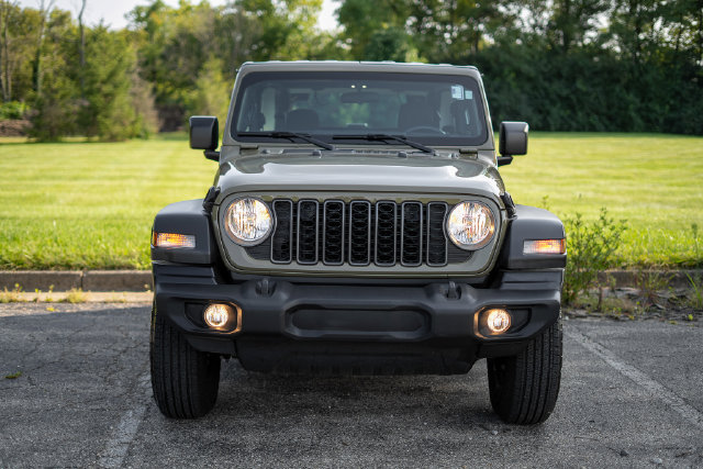 Used 2025 Jeep Wrangler Sport AWD/4WD image 2