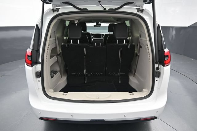 Used 2024 Chrysler Pacifica Touring-L FWD image 9