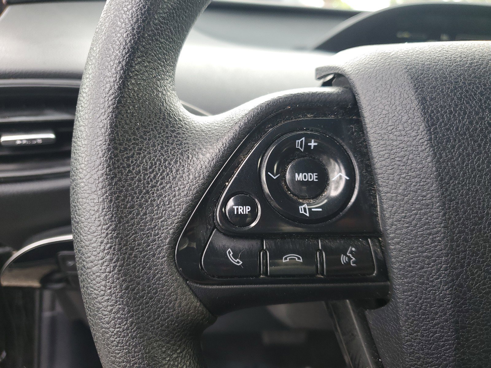 Used 2020 Toyota Prius LE image 18