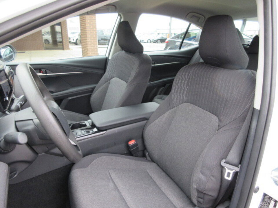 Used 2025 Toyota Camry LE image 10