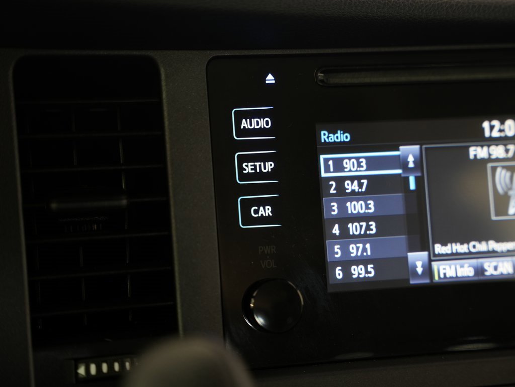 Used 2015 Toyota Sienna L image 24