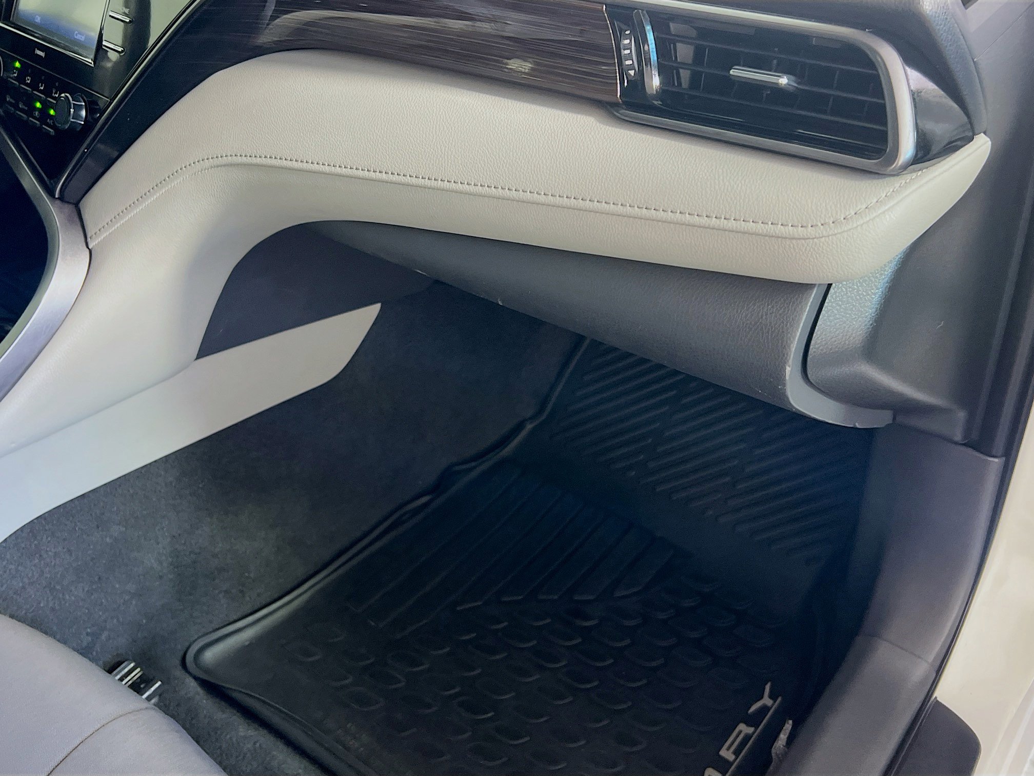 Used 2020 Toyota Camry L image 34