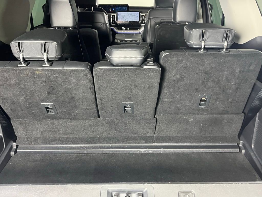 Used 2025 Ford Expedition Platinum image 30