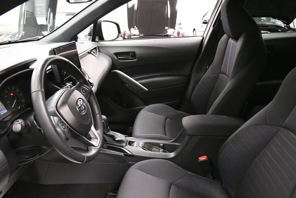Used 2023 Toyota Corolla Cross AWD Hybrid image 18