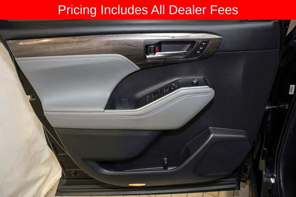 Used 2021 Toyota Highlander Limited AWD/4WD image 15