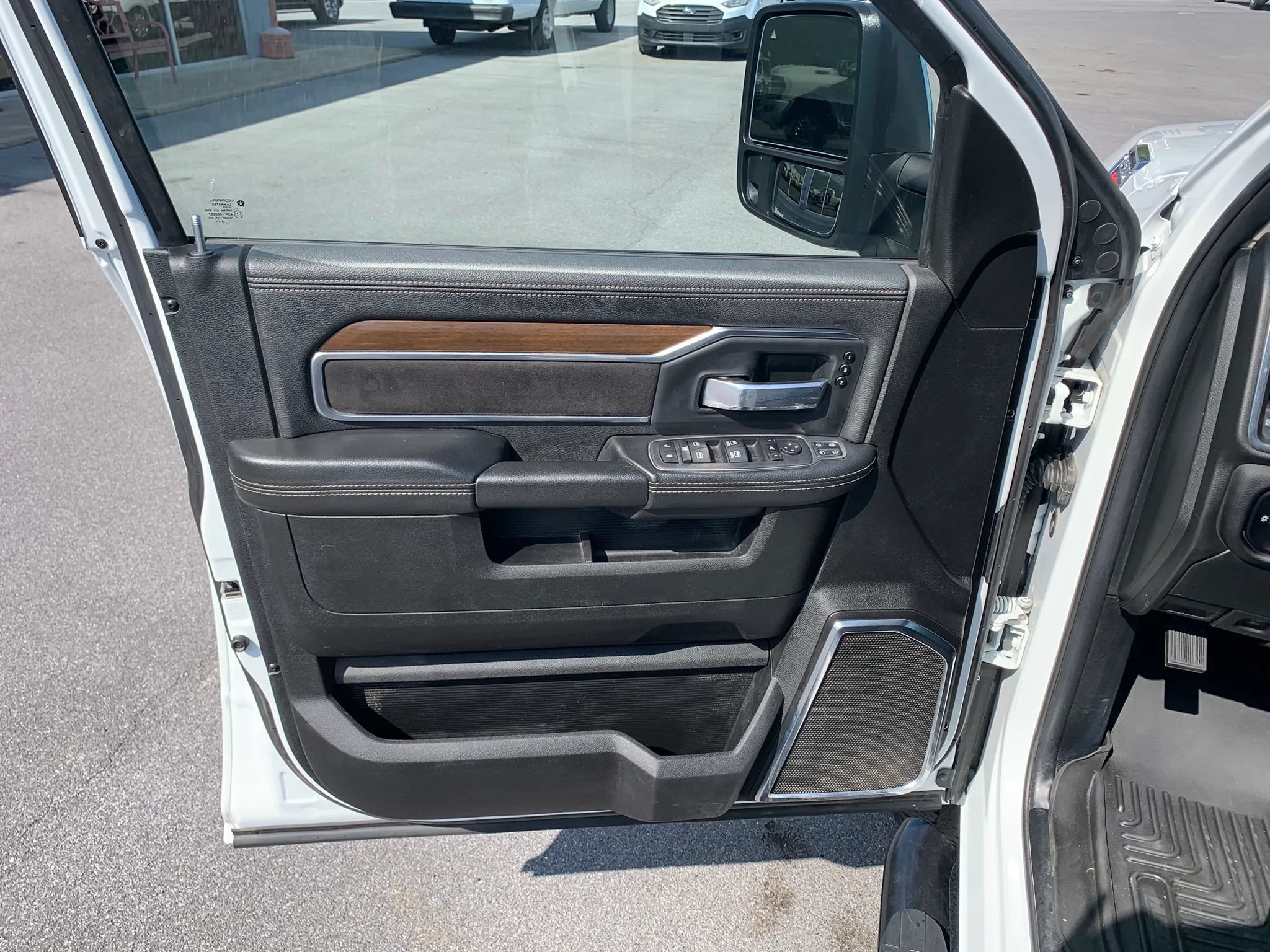 Used 2024 RAM 2500 Laramie AWD/4WD image 9