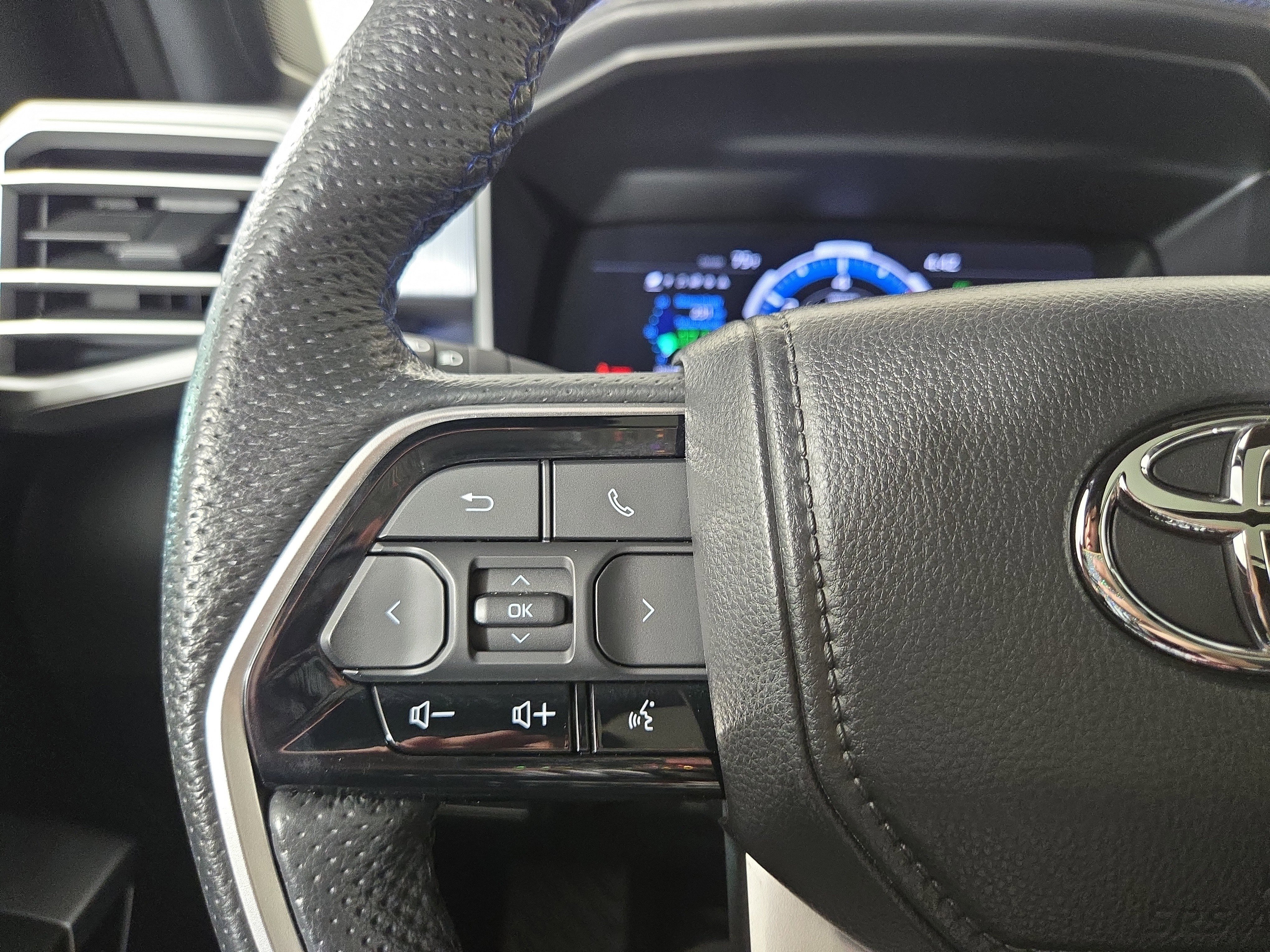 Used 2025 Toyota Sequoia Platinum w/ Tow Technology Package AWD/4WD image 16