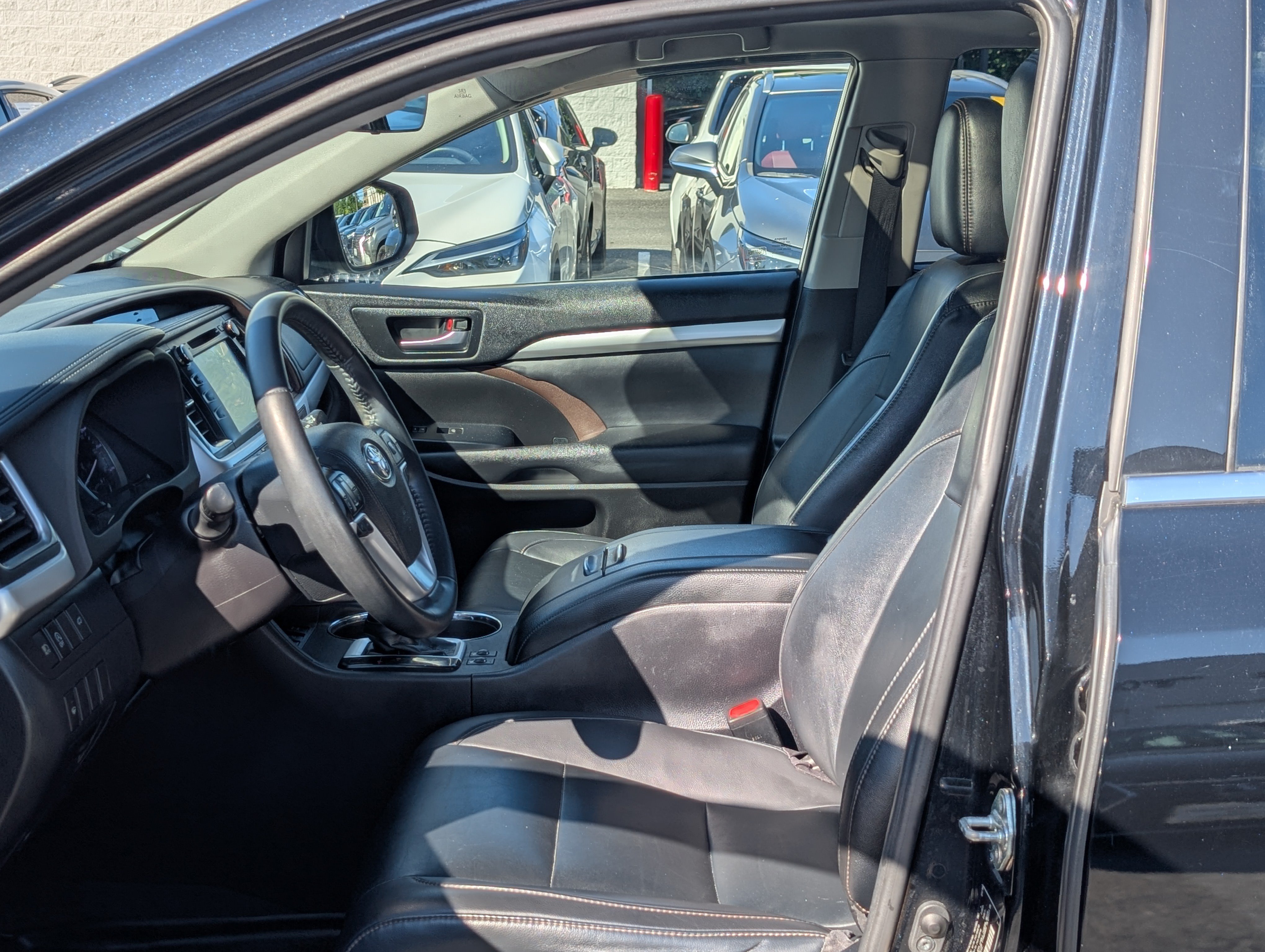 Used 2019 Toyota Highlander XLE AWD/4WD image 14