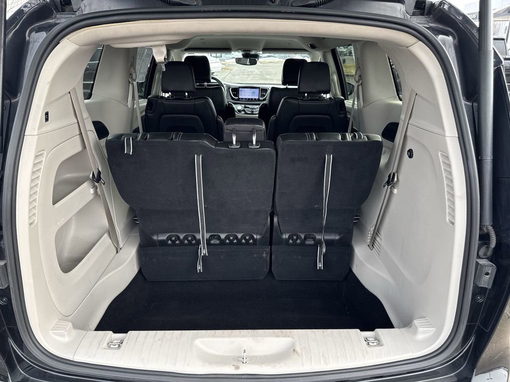 Used 2023 Chrysler Pacifica Touring-L image 23