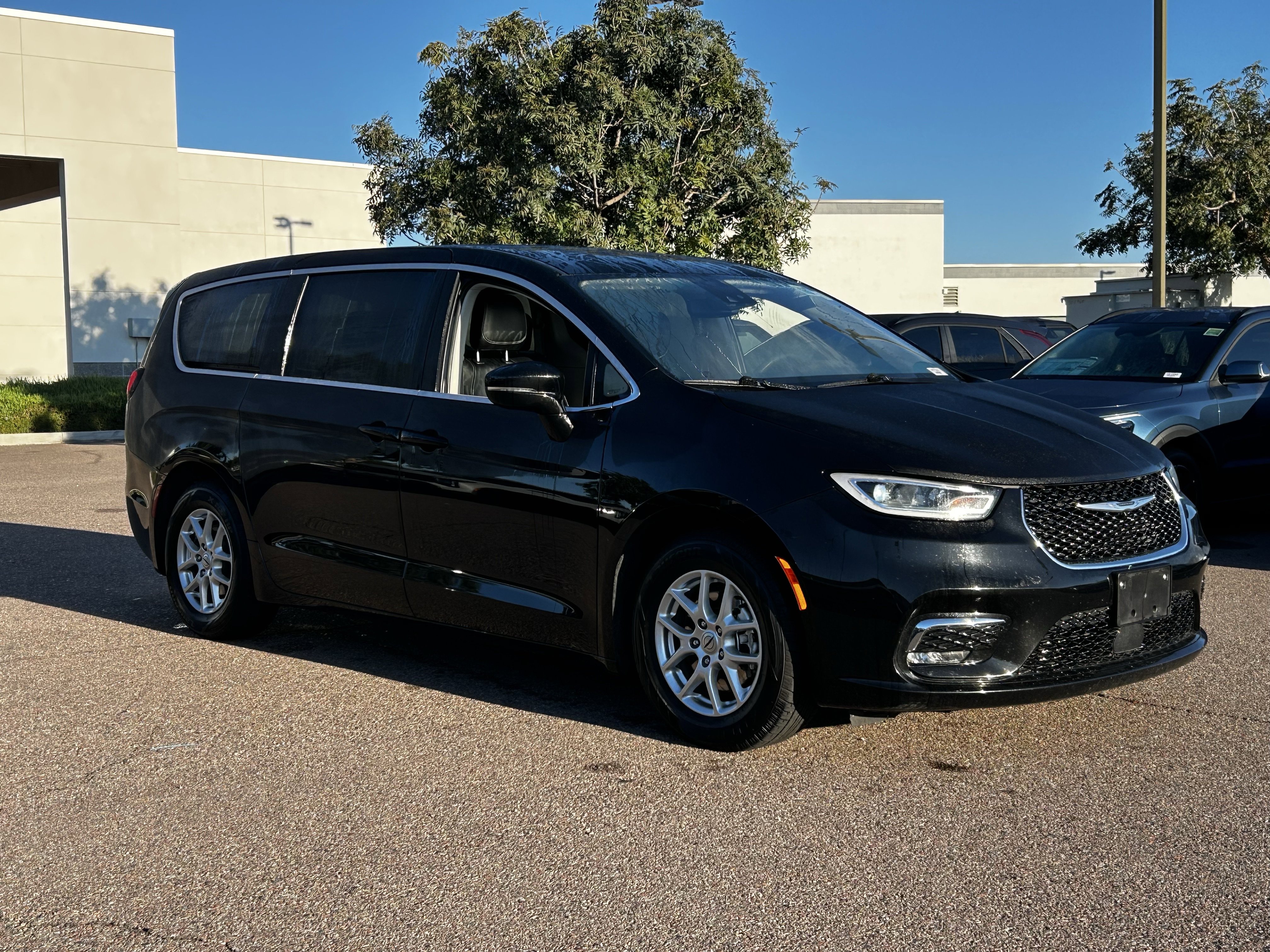 Certified 2024 Chrysler Pacifica Touring-L image 4
