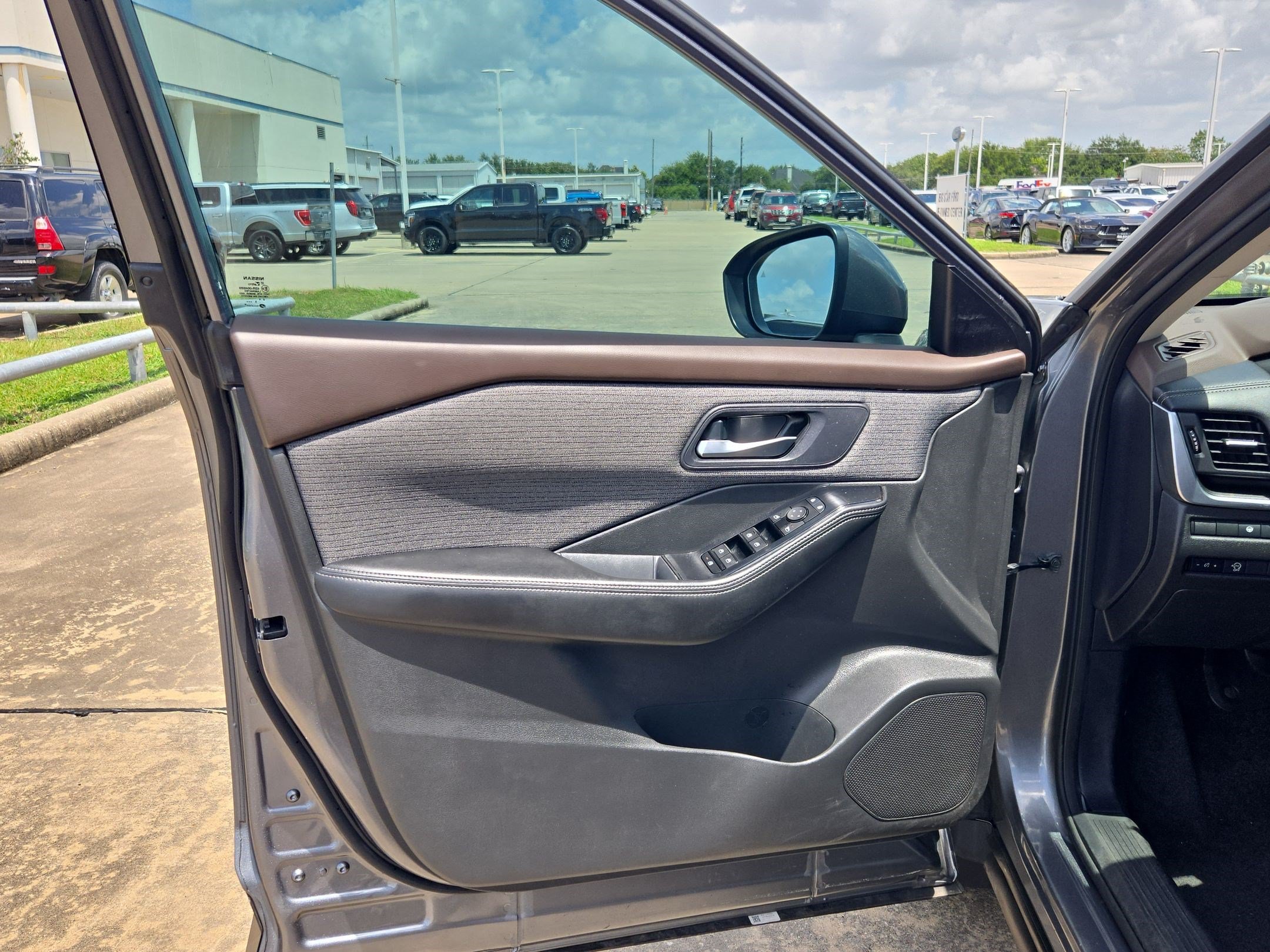 Used 2023 Nissan Rogue SV FWD image 14