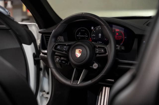 Used 2025 Porsche 911 Carrera T RWD image 18