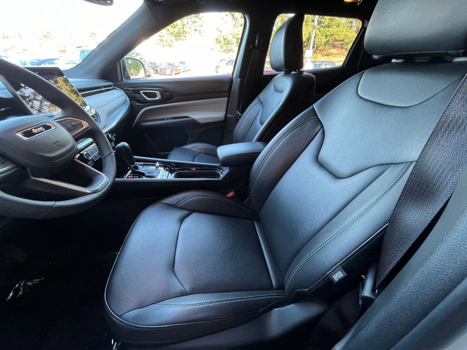 Used 2025 Jeep Compass Limited image 27