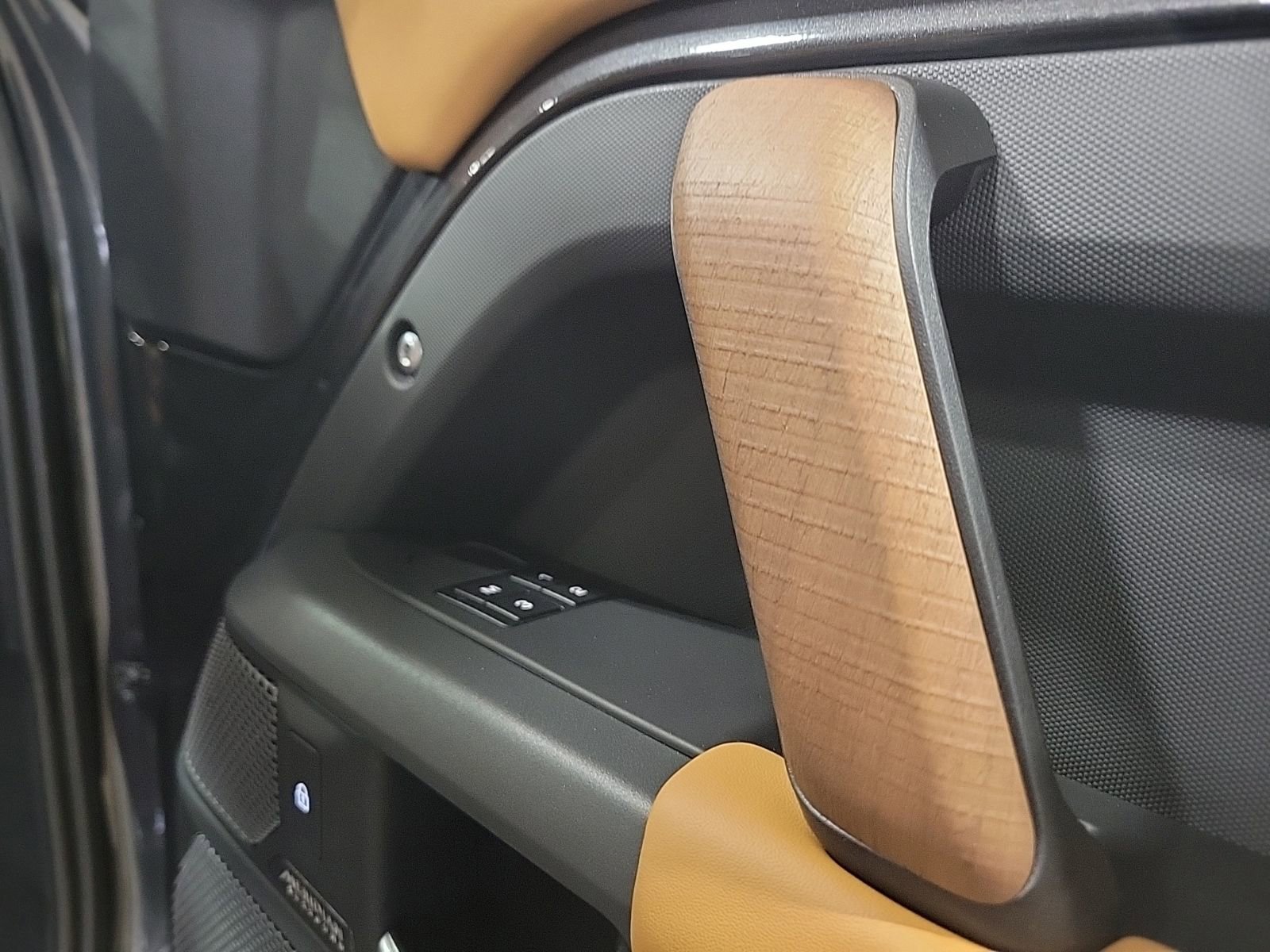 Used 2024 Land Rover Defender 110 X image 30