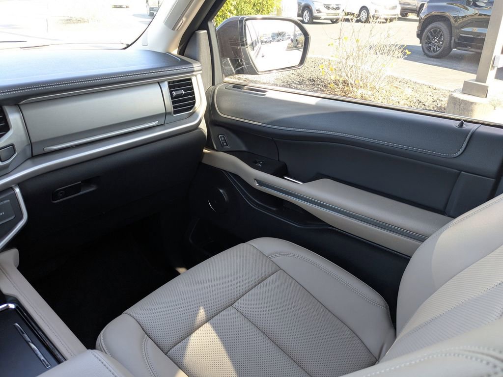 Used 2024 Ford Expedition XLT image 20