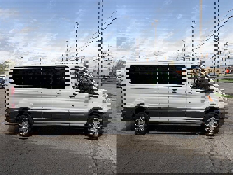 Used 2017 Ford Transit 350 XLT image 5