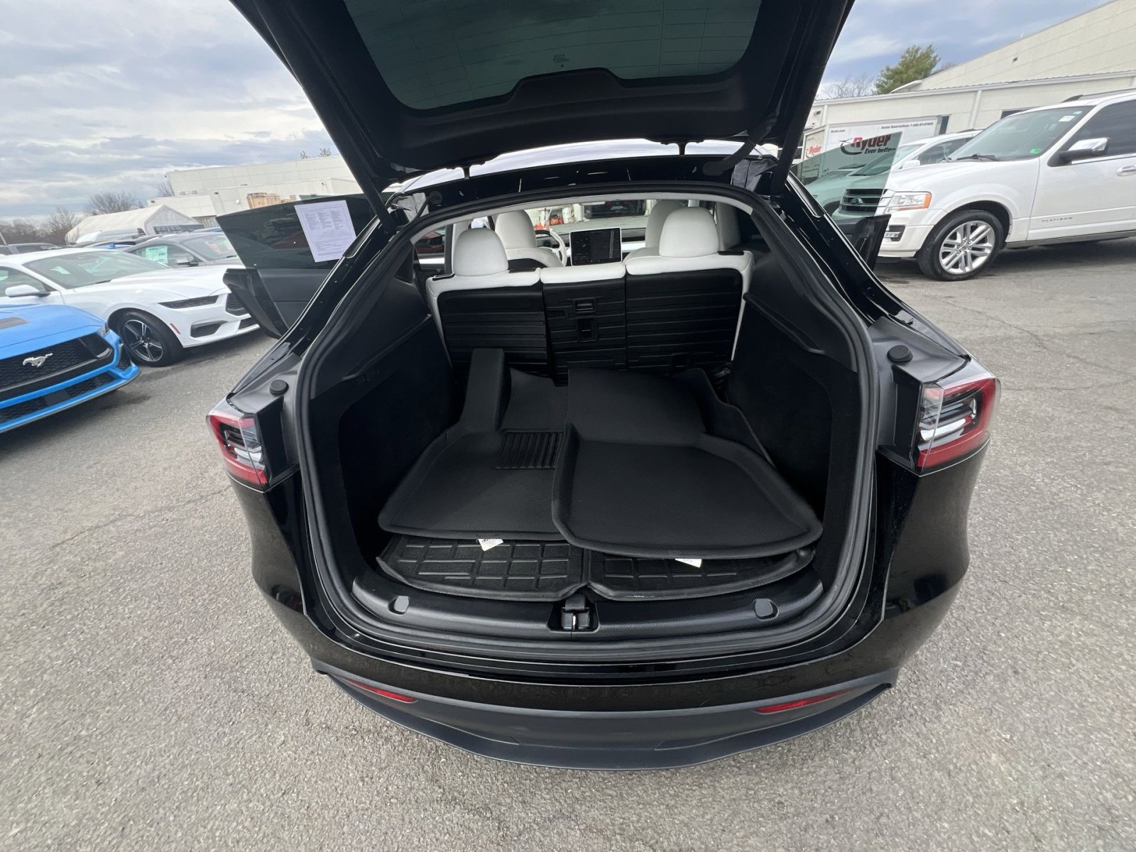 Used 2024 Tesla Model Y Performance image 26