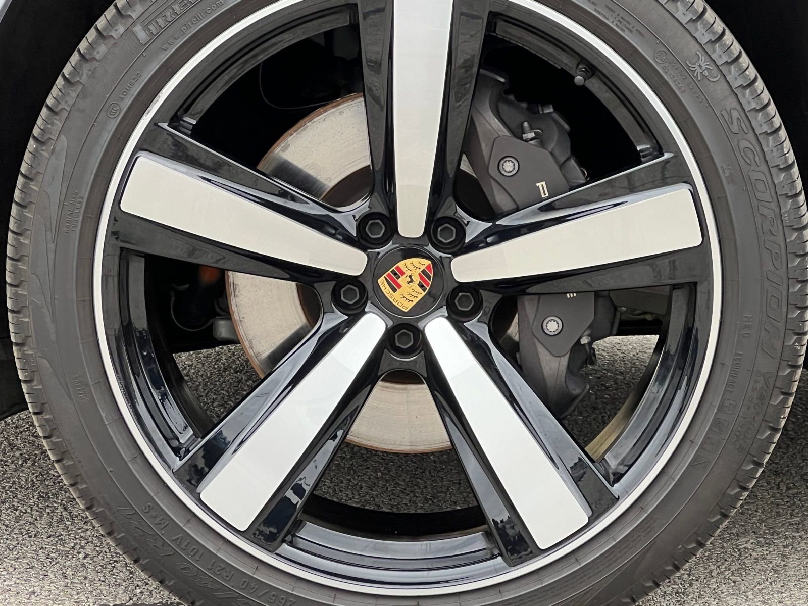 Certified 2025 Porsche Macan image 3