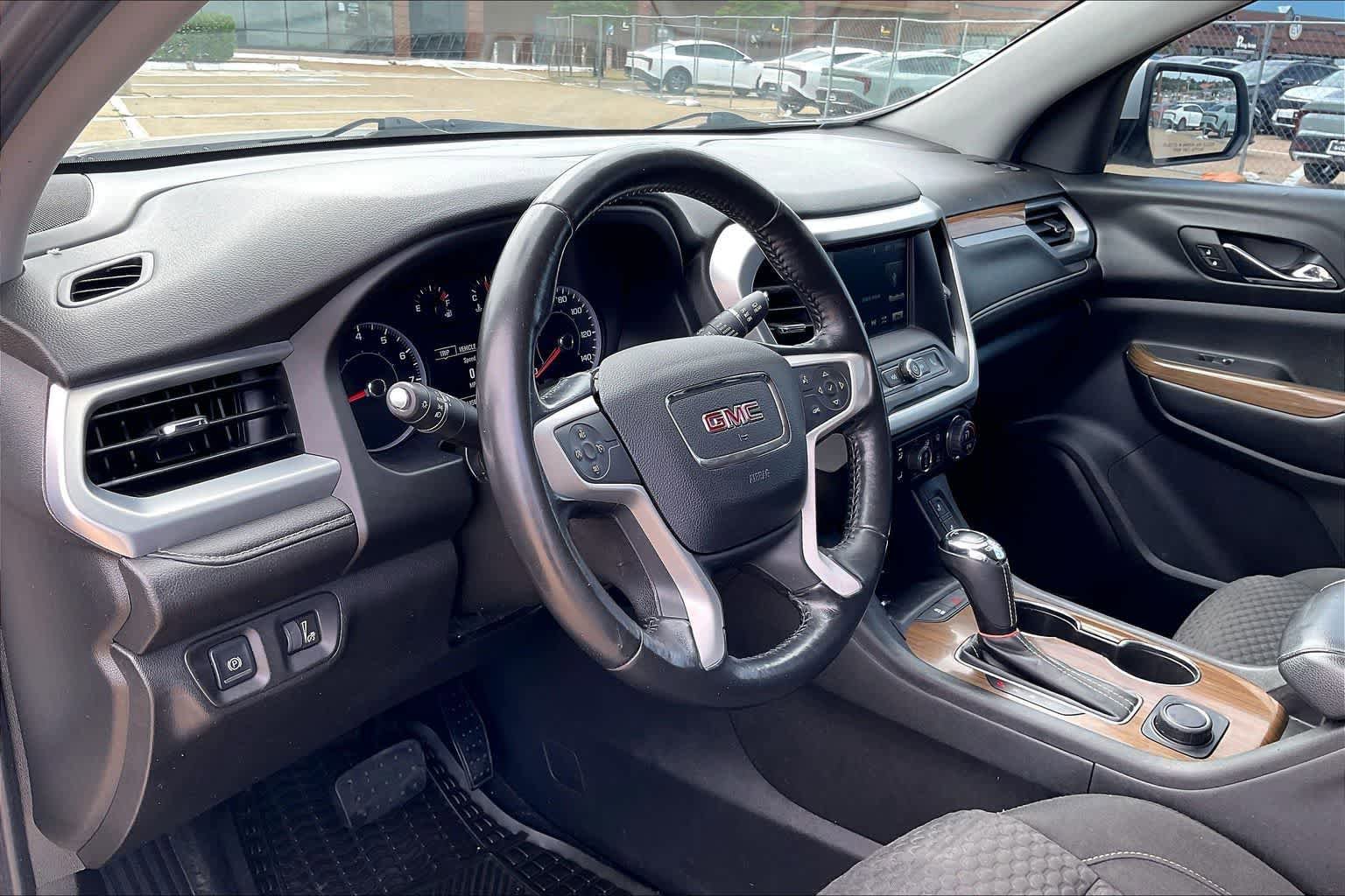 Used 2018 GMC Acadia SLE FWD image 2