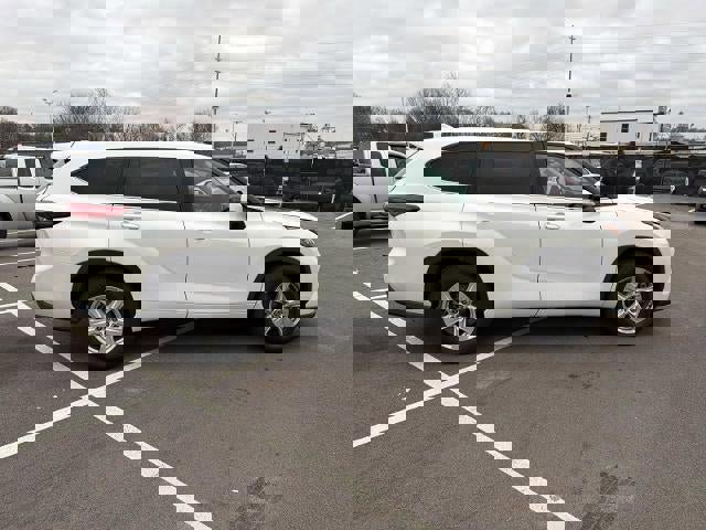 Used 2021 Toyota Highlander LE image 32