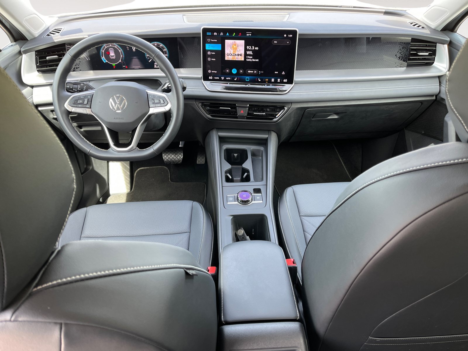 Certified 2025 Volkswagen Tiguan SE FWD image 12