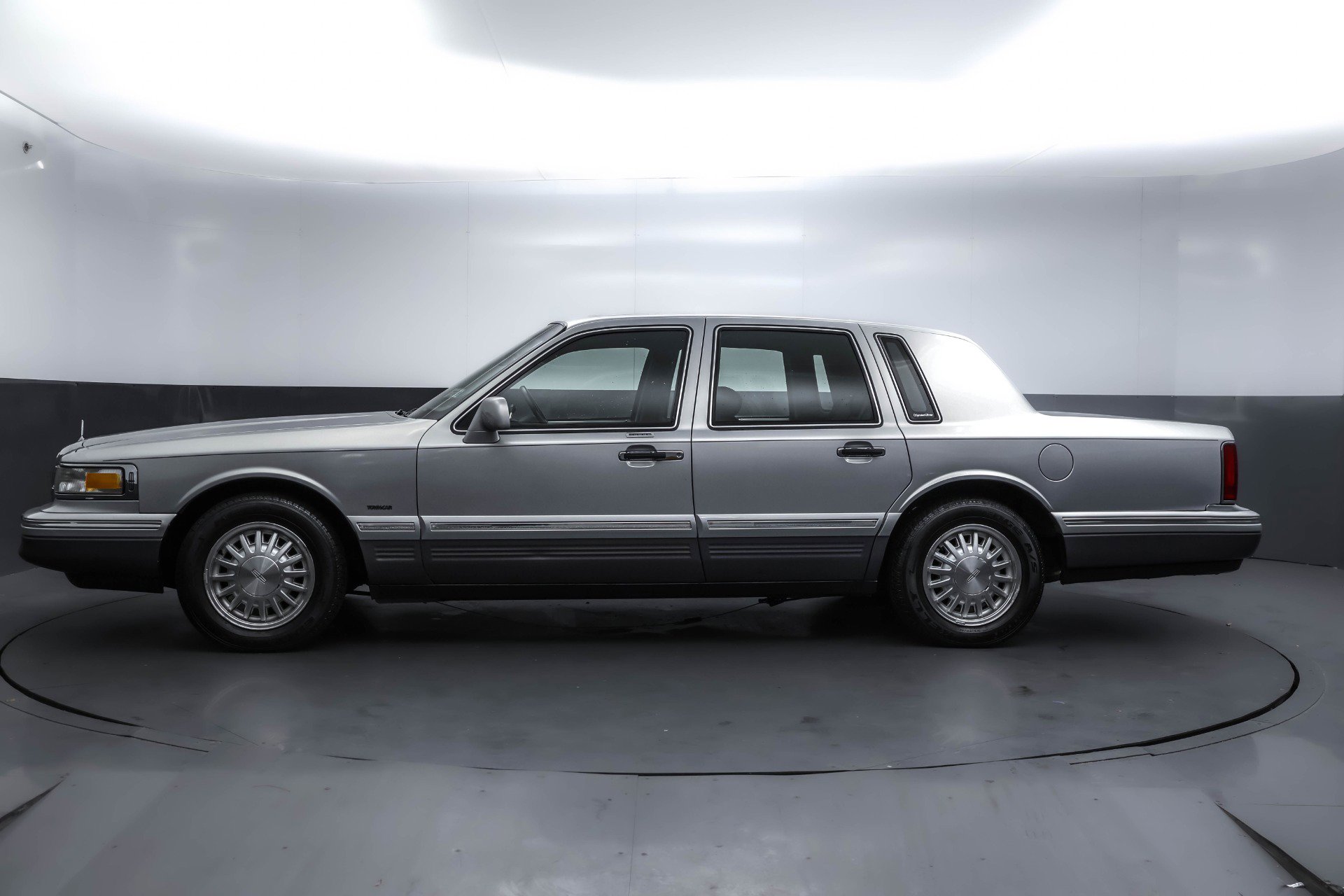 Used 1995 Lincoln Town Car Signature image 2