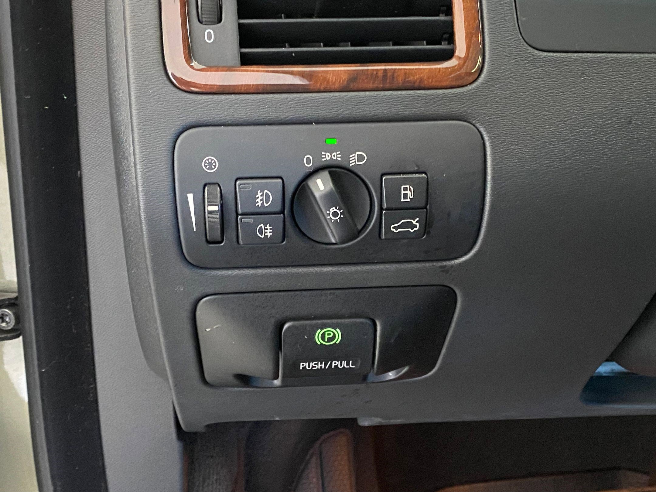 Used 2011 Volvo XC70 3.2 image 19