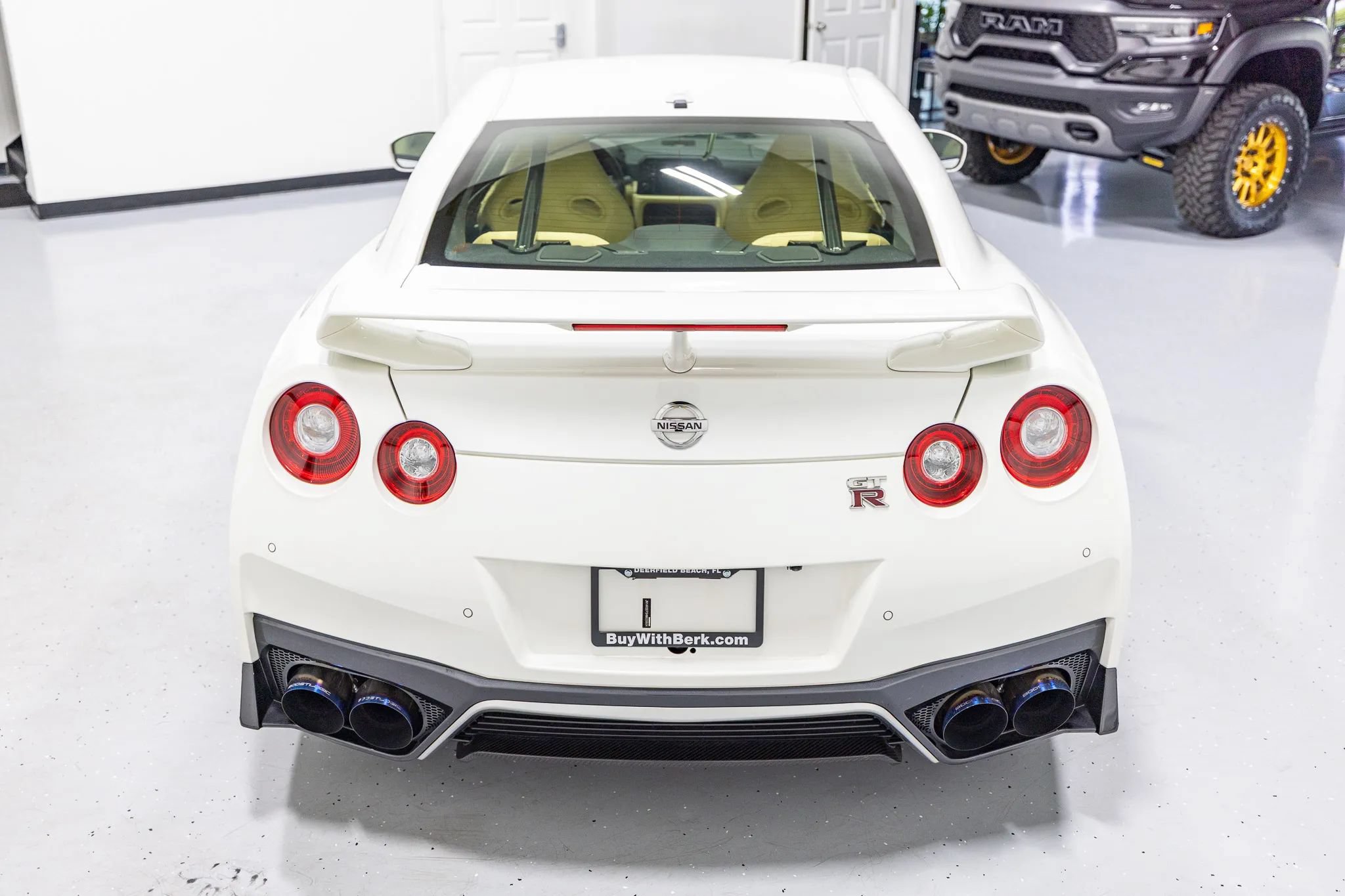 Used 2017 Nissan GT-R Premium w/ Premium Interior Package AWD/4WD image 24