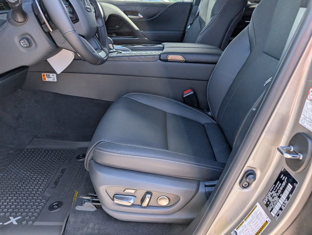 New 2025 Lexus LX 700h Luxury image 8