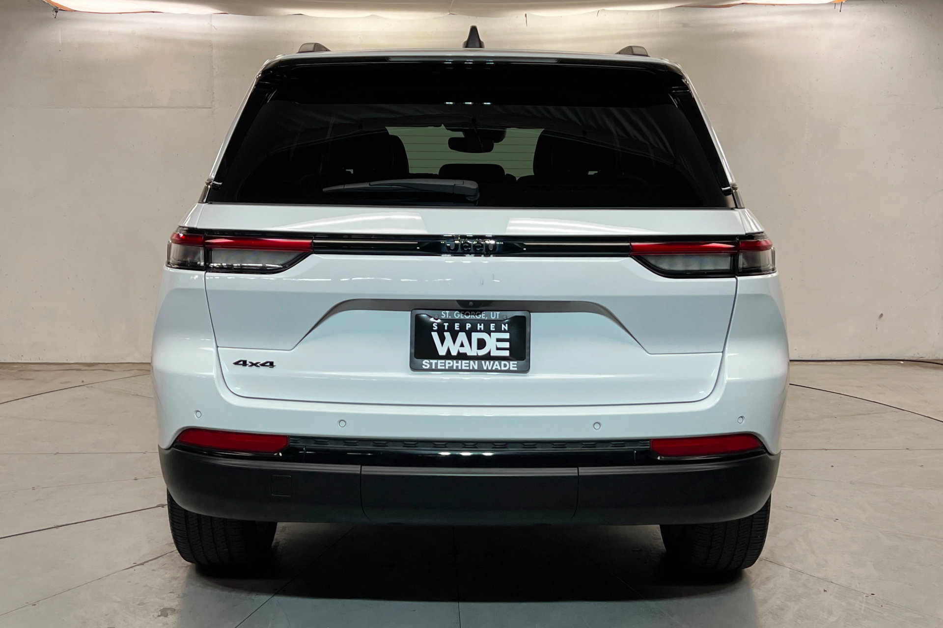 Used 2023 Jeep Grand Cherokee Altitude AWD/4WD image 4