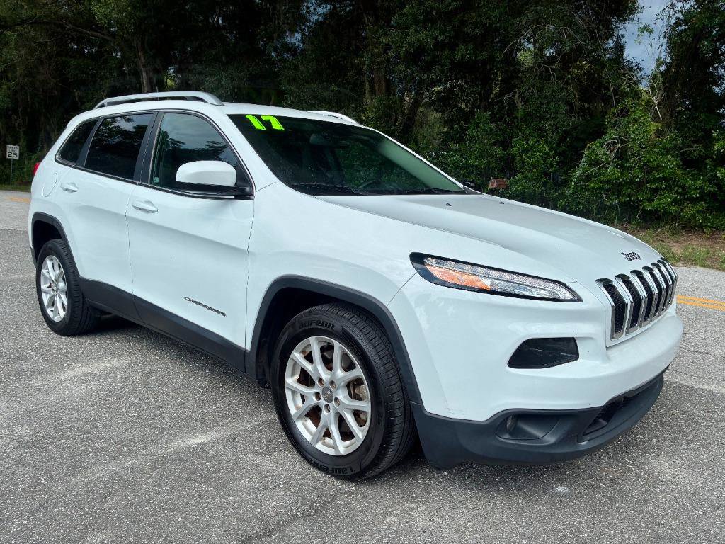 Used 2017 Jeep Cherokee Latitude FWD image 2