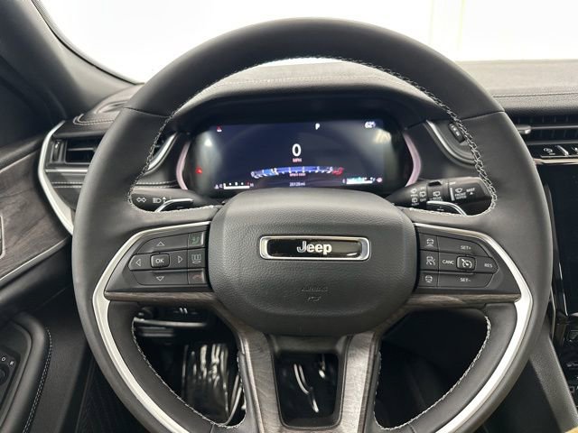 Used 2025 Jeep Grand Cherokee Limited w/ Black Appearance Package image 16