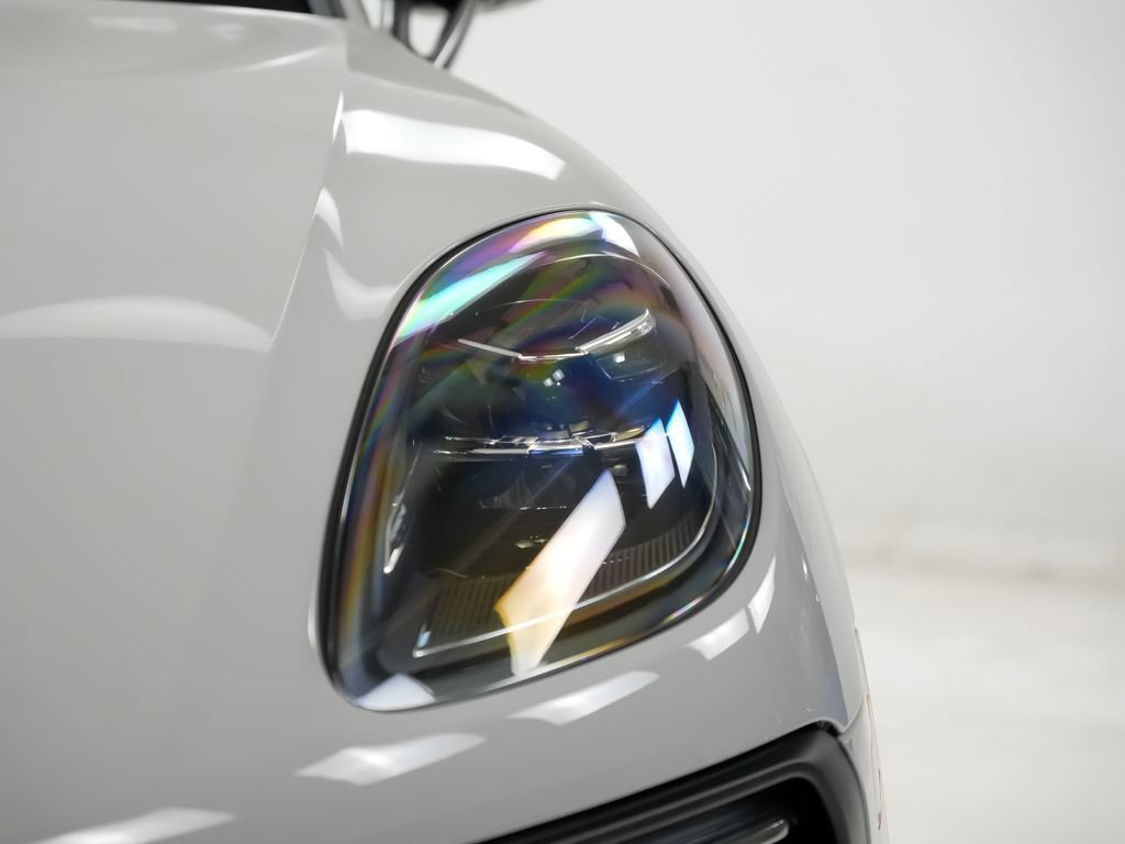 Certified 2026 Porsche Macan Turbo AWD/4WD image 8
