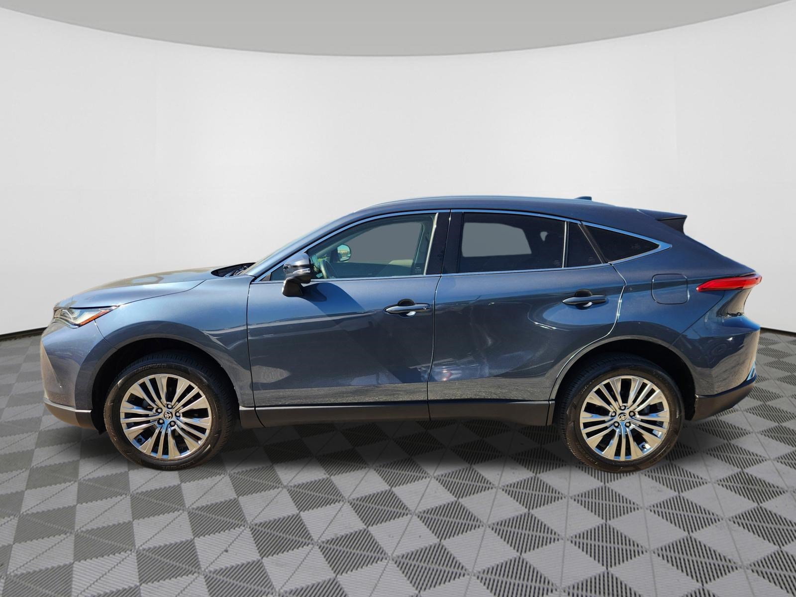 Used 2022 Toyota Venza XLE AWD/4WD image 5