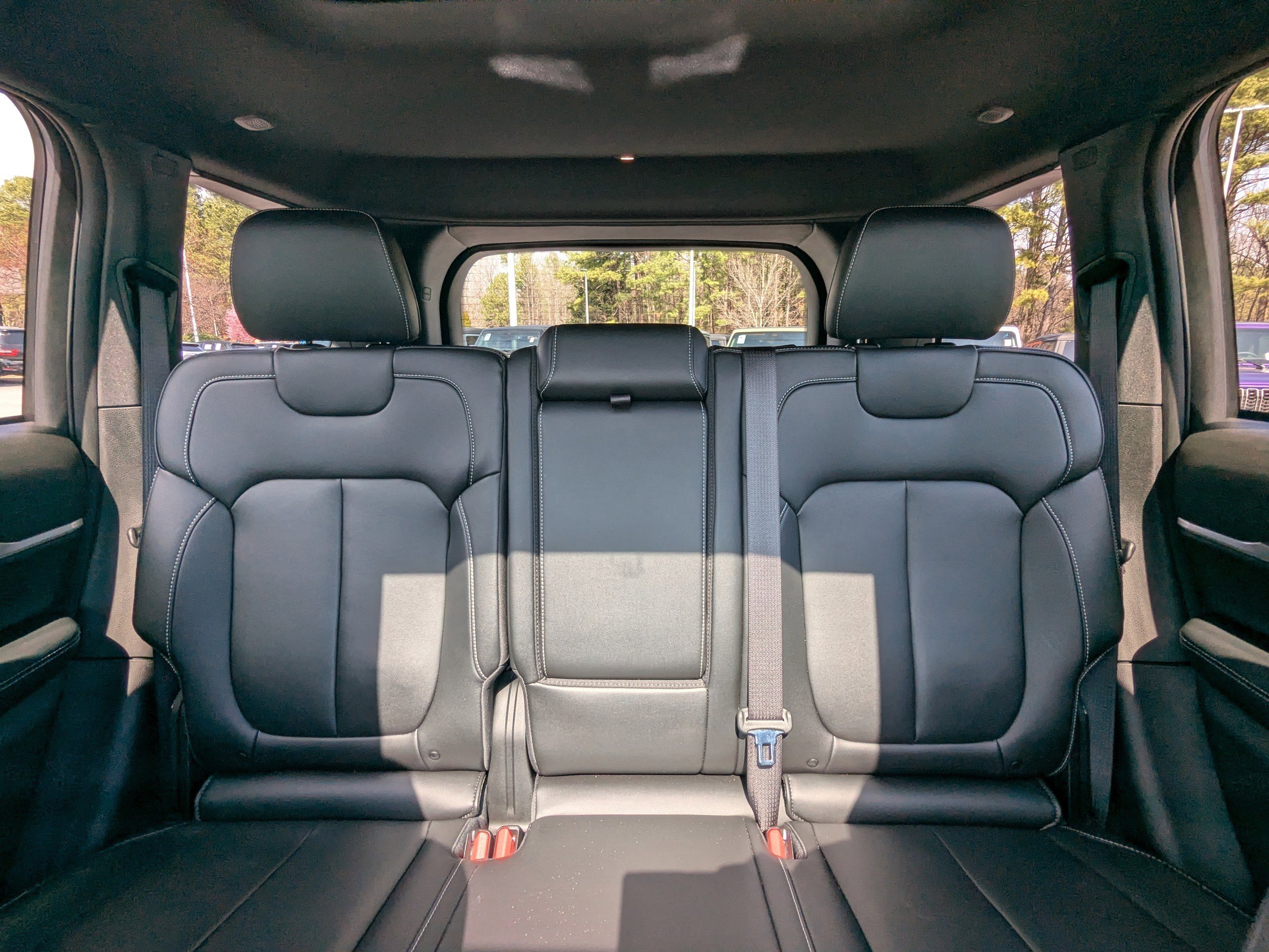 Certified 2025 Jeep Grand Cherokee Limited w/ Black Appearance Package image 10