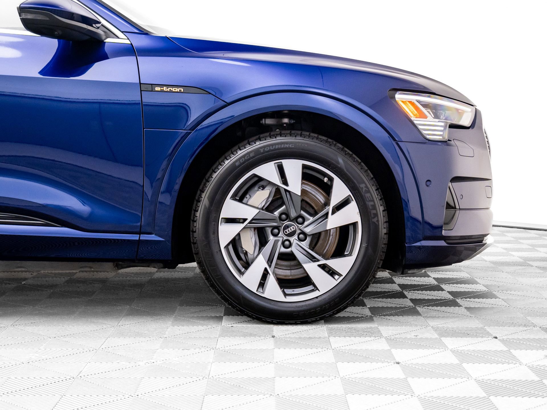 Used 2022 Audi e-tron Premium Plus w/ Premium Plus Package image 36