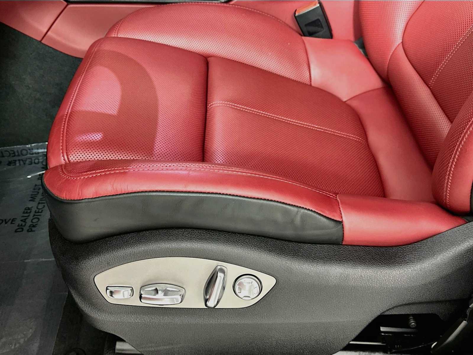 Certified 2026 Porsche Macan AWD/4WD image 12