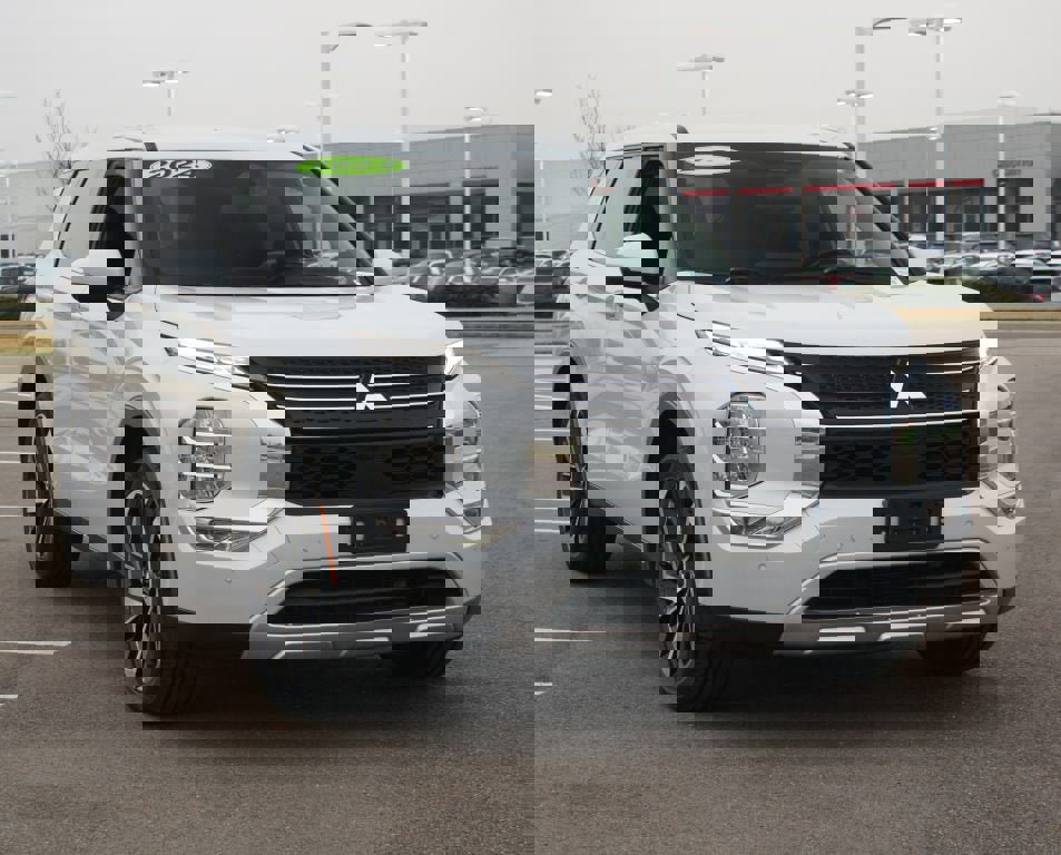 Used 2024 Mitsubishi Outlander SE image 2