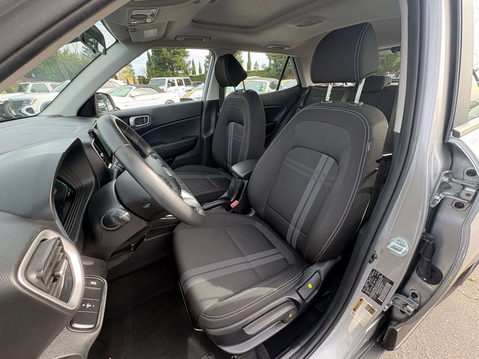 Used 2025 Hyundai Venue SEL image 36