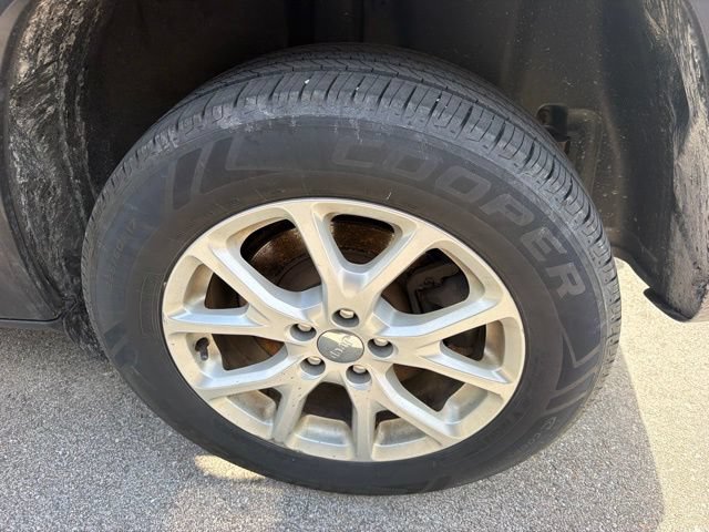 Used 2016 Jeep Cherokee Latitude w/ Cold Weather Group FWD image 10